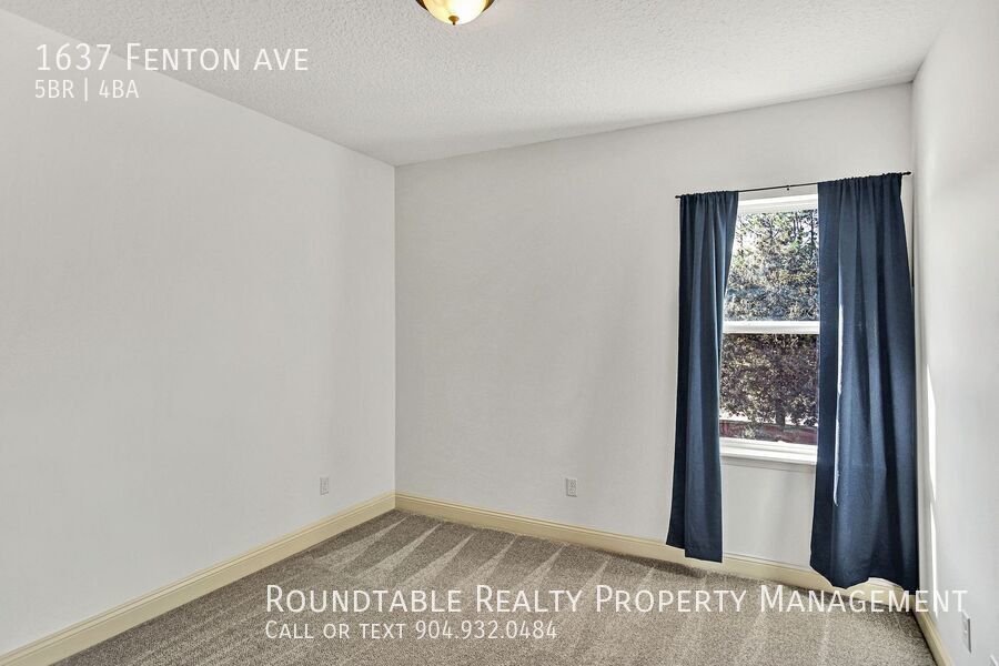 Gorgeous 5 bedroom/ 4 bathroom home in Durbin! property image