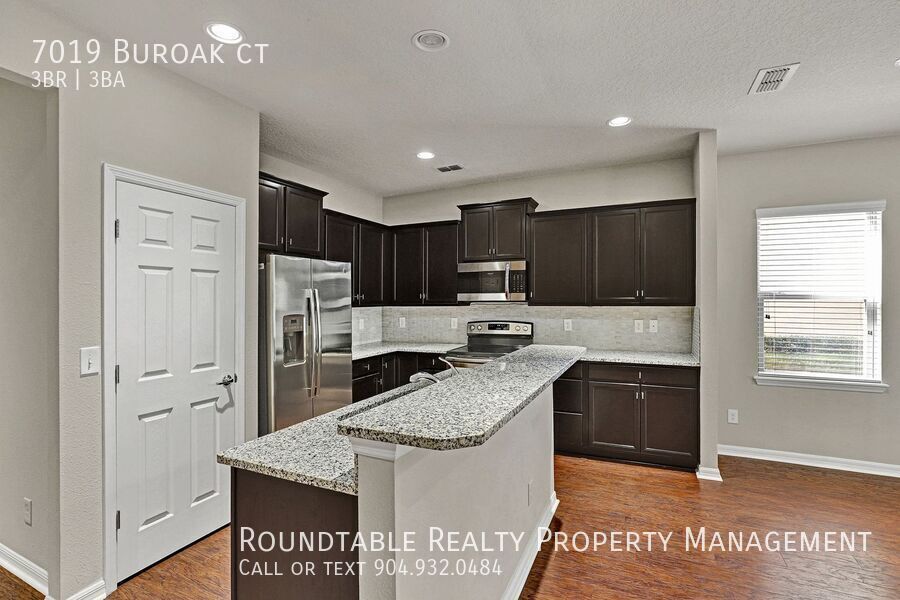 Renovated 3 bedroom/ 2.5 bathroom townhome in gated community! property image