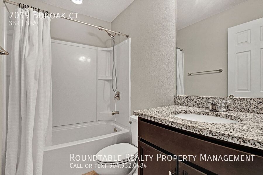 Renovated 3 bedroom/ 2.5 bathroom townhome in gated community! property image