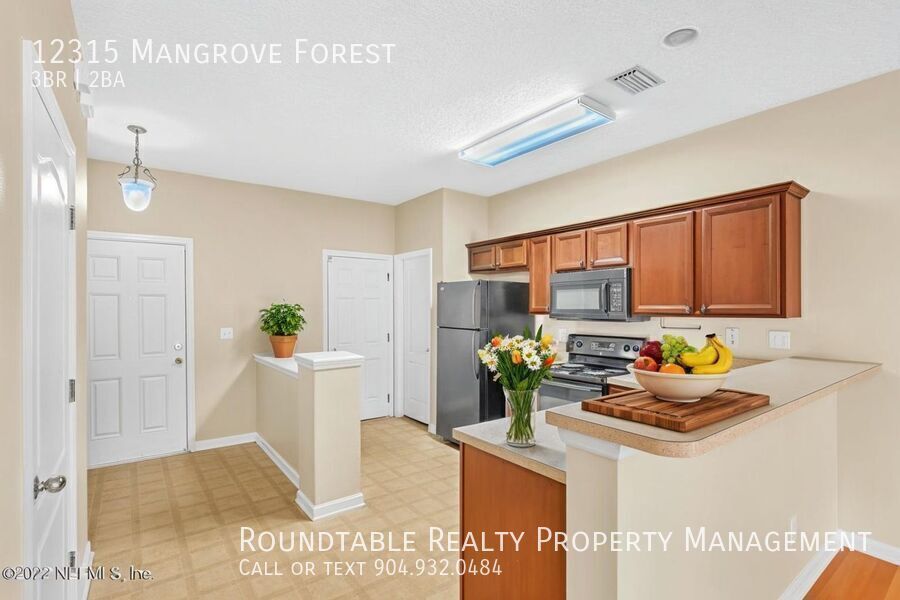 3 bedroom/ 2 bathroom townhome near the airport! property image