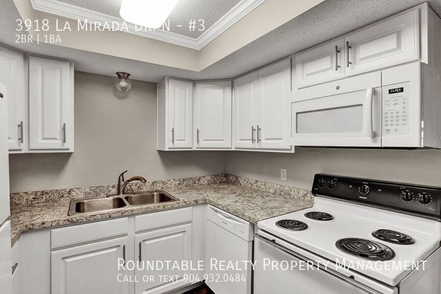 Move in ready 2 bedroom/ 1 bathroom condo! property image