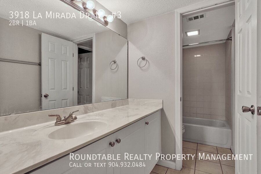 Move in ready 2 bedroom/ 1 bathroom condo! property image