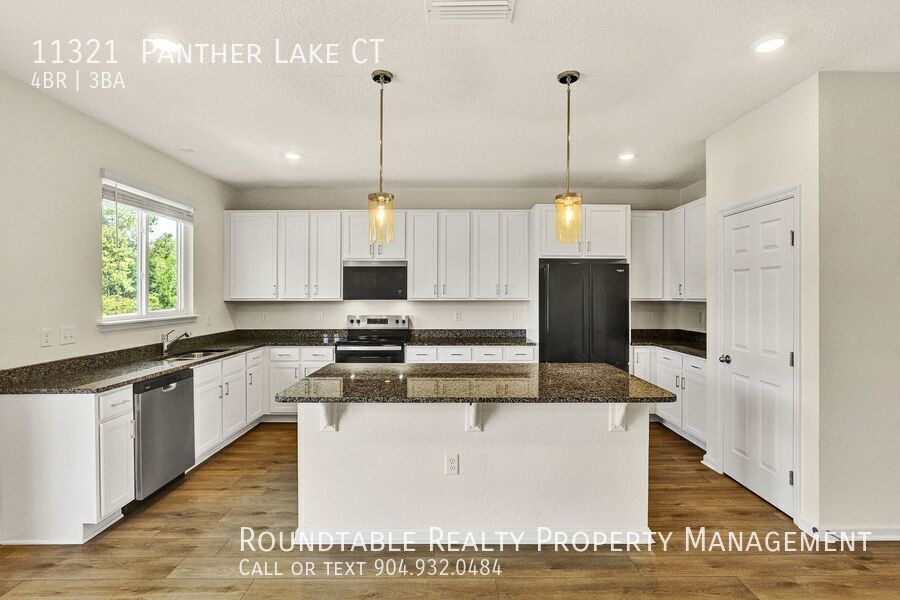 Like new 4 bedroom/ 3 bathroom home on the Westside property image