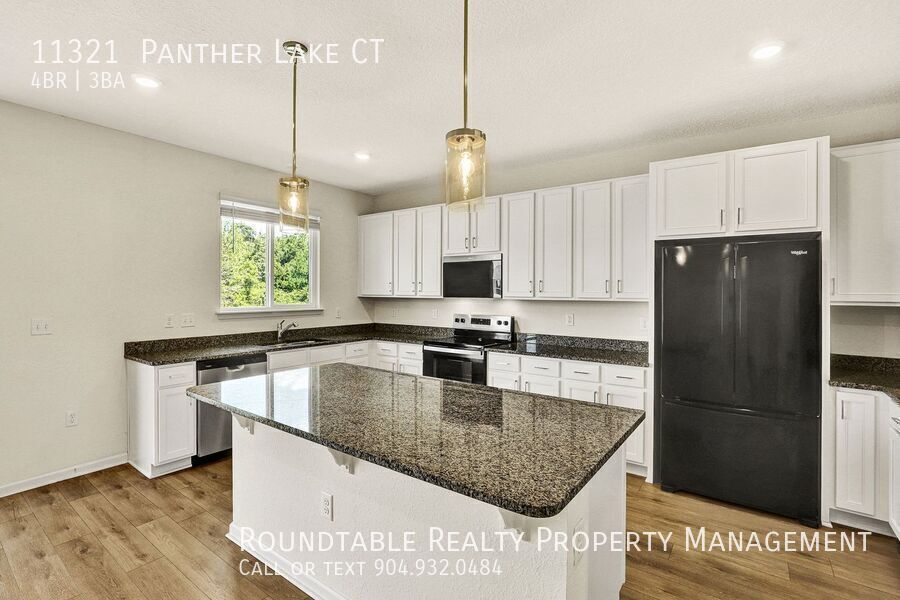 Like new 4 bedroom/ 3 bathroom home on the Westside property image
