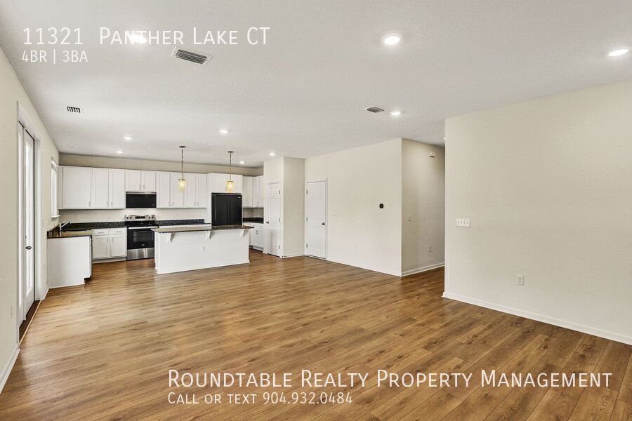 Like new 4 bedroom/ 3 bathroom home on the Westside property image