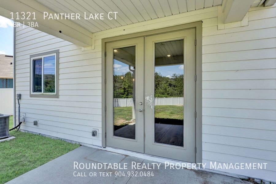 Like new 4 bedroom/ 3 bathroom home on the Westside property image